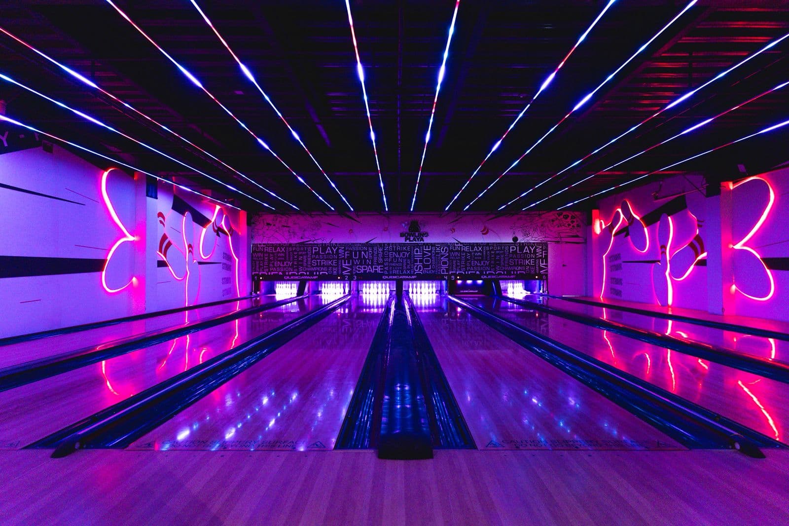 Pistas de Bowling Playa con iluminación violeta, azul y fucsia