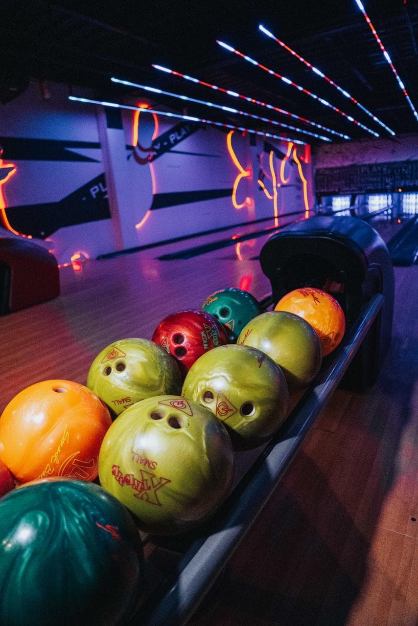 Bolas de bowling y pistas iluminadas en Bowling Playa, imagen del local